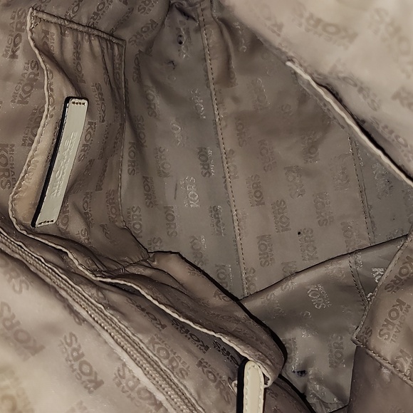 Michael Kors Jet Set Leather Tote - Picture 8 of 13